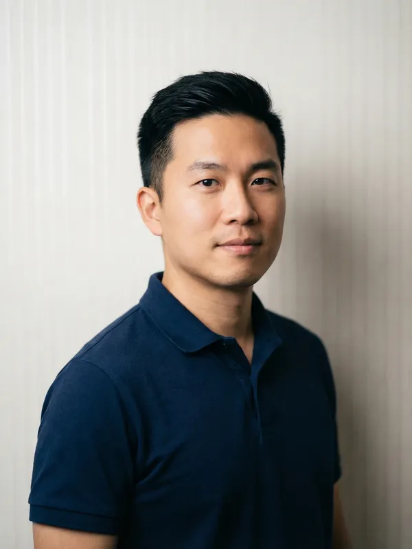 Incorrect China visa photo example — wrong background and positioning