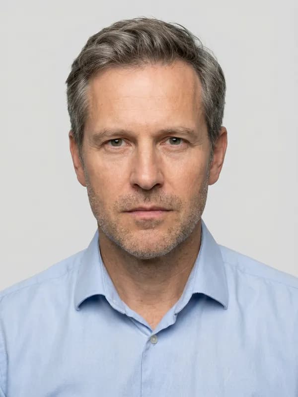 Correct Germany visa photo example — white background, centered, neutral expression