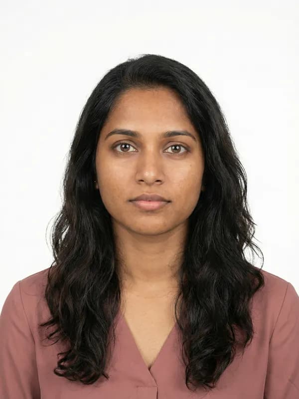 Correct India visa photo example — white background, centered, neutral expression