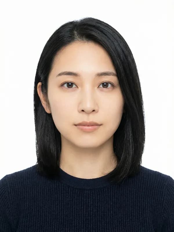 Correct Japan visa photo example — white background, centered, neutral expression
