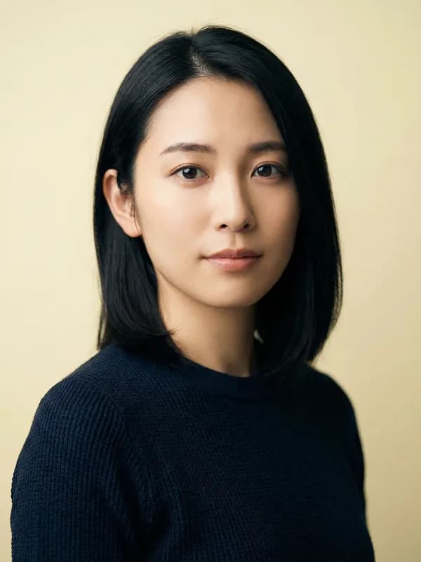 Incorrect Japan visa photo example — wrong background and positioning