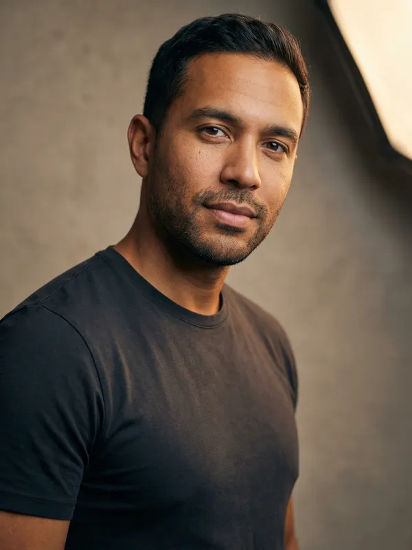 Incorrect United States driver's license photo example — wrong background and positioning