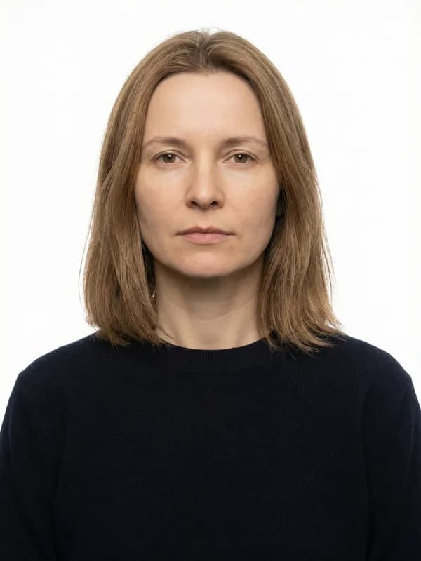 Correct Turkey visa photo example — white background, centered, neutral expression