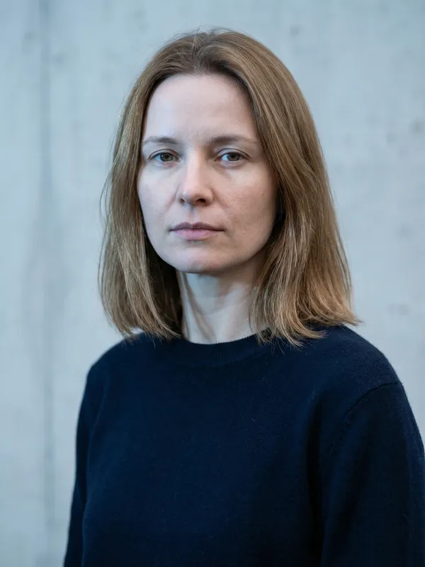 Incorrect Turkey visa photo example — wrong background and positioning