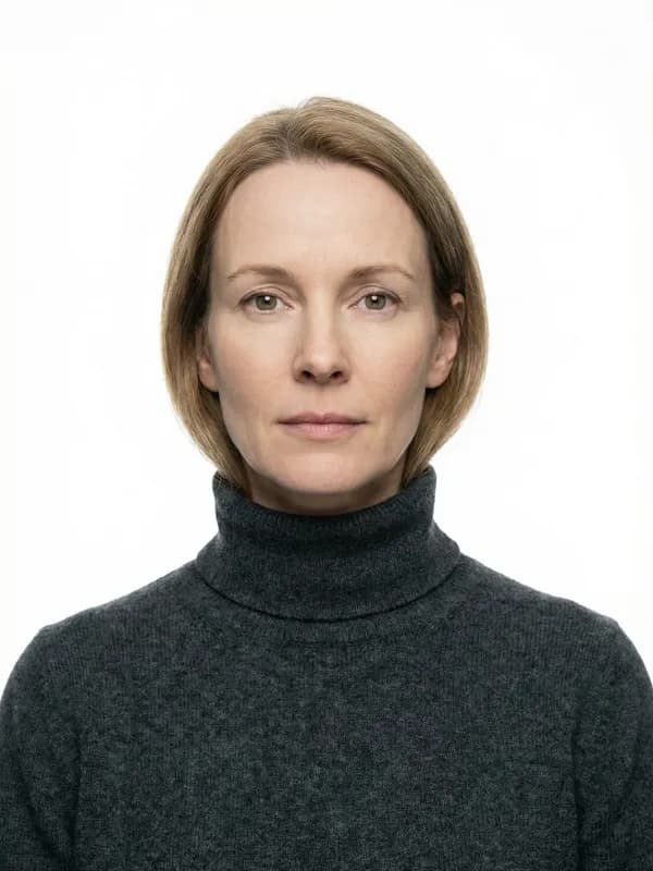 Correct Ireland visa photo example — white background, centered, neutral expression