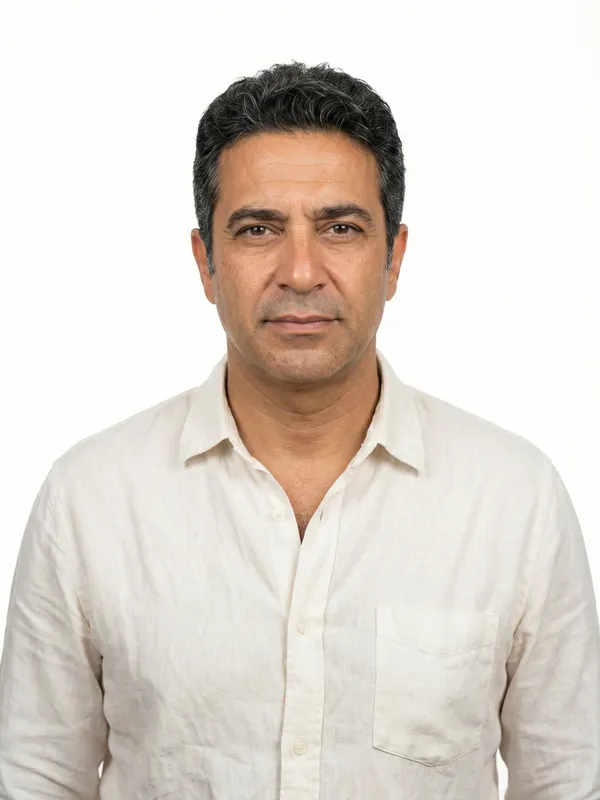 Correct Spain dni photo example — white background, centered, neutral expression