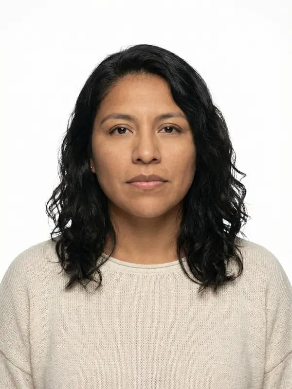 Correct Mexico visa photo example — white background, centered, neutral expression