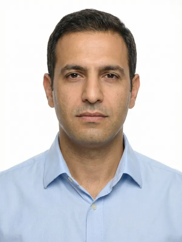 Correct Saudi Arabia work permit photo example — white background, centered, neutral expression