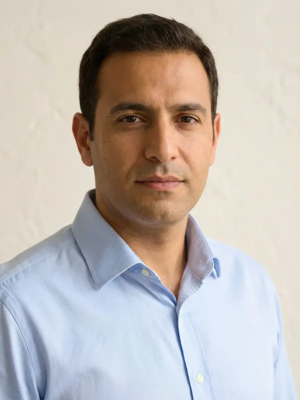 Incorrect Saudi Arabia work permit photo example — wrong background and positioning